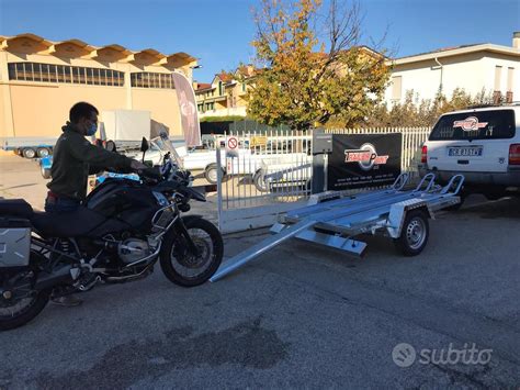 Auto con carrello porta moto