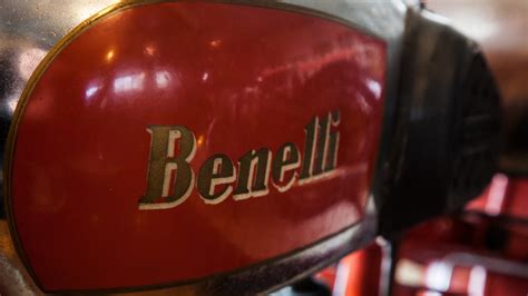 Dettaglio del logo Benelli tridimensionale sul serbatoio