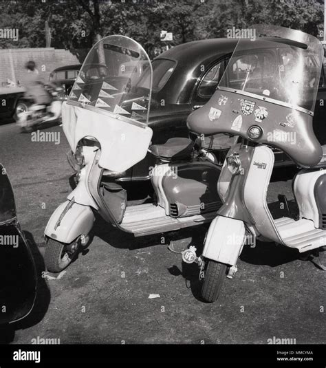 Lambretta d'epoca parcheggiata in una strada italiana