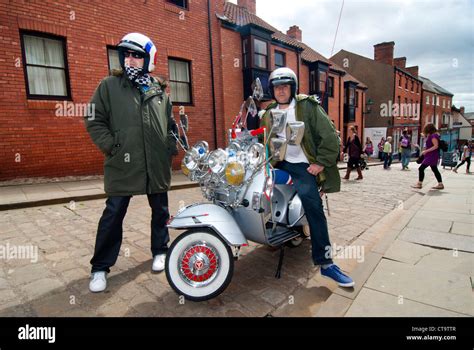 Gruppo di Mods con le loro Lambretta e Vespa