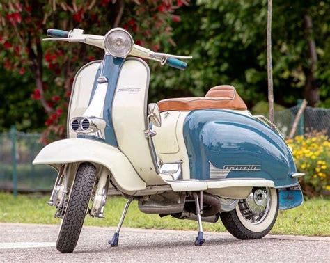 Una Lambretta LI 150 accanto a una Vespa PX