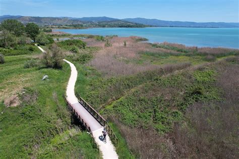 Panorama del Lago Trasimeno con un e-bike in primo piano