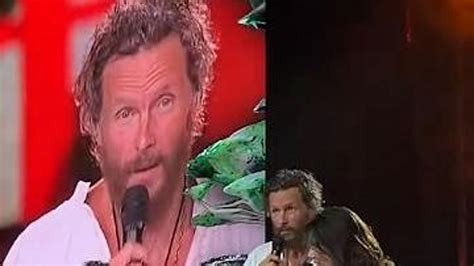 Jovanotti sul palco durante un concerto