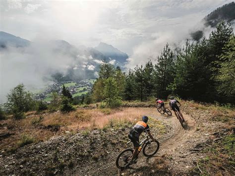 Mountain biker su un sentiero di montagna