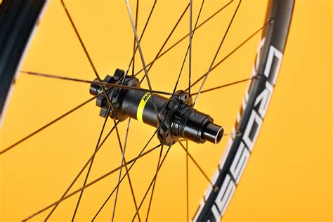 Dettaglio del cerchio Mavic Crossmax XL con tecnologia Fore
