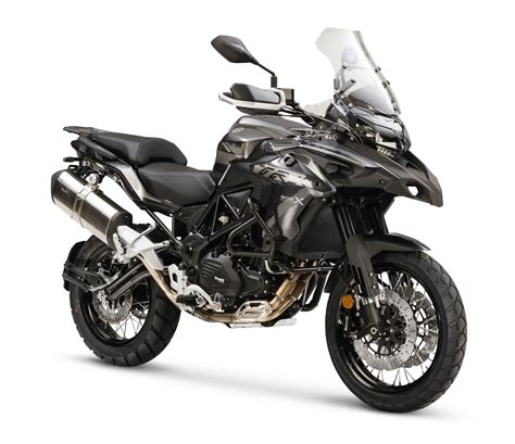 Benelli TRK 502 con caballete central