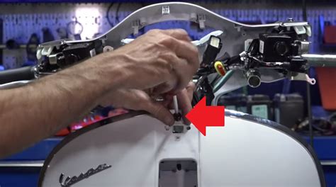 Schema di montaggio cerniera bauletto Vespa