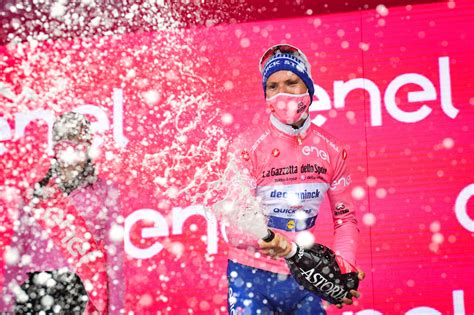 Vincenzo Nibali in maglia rosa sotto la neve