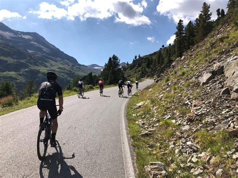 Ciclisti che affrontano il passo Gavia sotto la neve