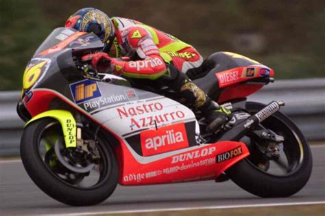 Valentino Rossi in sella alla sua Aprilia 125 nel 1996