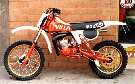 Moto da cross d'epoca in esposizione
