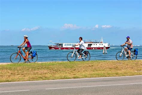 Ciclisti che pedalano su un'imbarcazione a vela