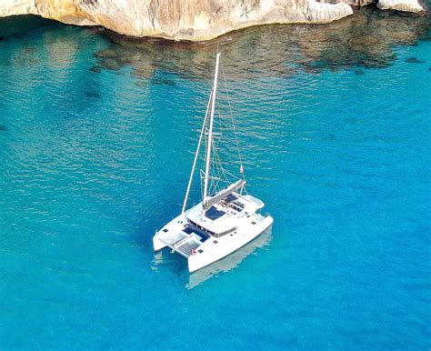 Vista dall'alto di un catamarano da regata con foil