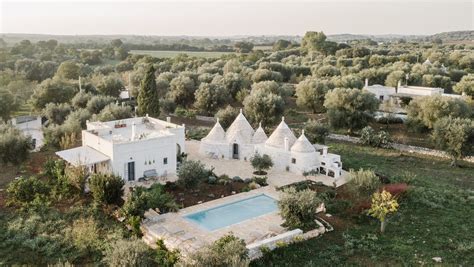 Campagna pugliese con trulli e ulivi