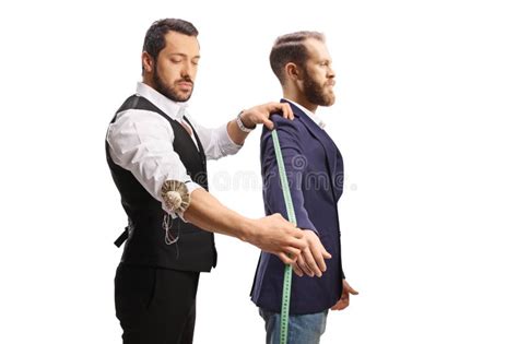 Persona che prende le misure del corpo con un metro da sarto