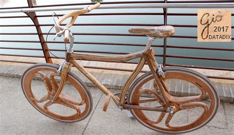 Modellino di bicicletta in legno assemblato