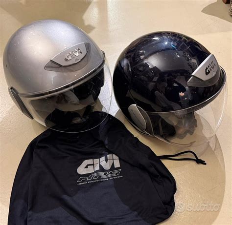 Coppia di caschi da moto con interfoni collegati