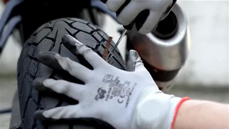 Manuale di riparazione di una gomma moto con leve