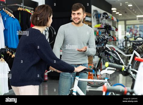Cliente che guarda una bicicletta in un negozio