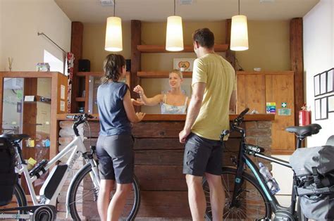 Ciclista in un bike hotel