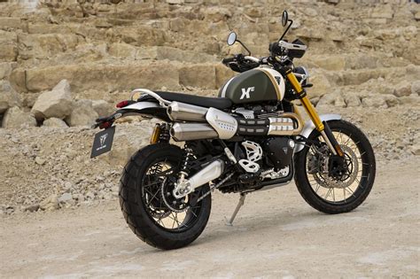 Triumph Scrambler personalizzata con frecce anteriori aftermarket