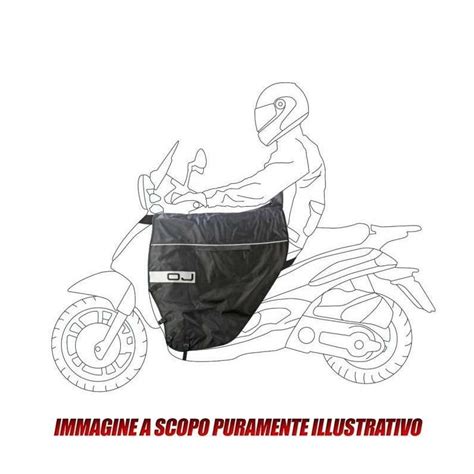 Motociclista con coprigambe scooter in una giornata piovosa