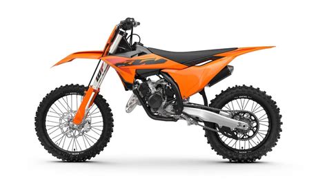 KTM 125 mentre esegue una curva stretta in fuoristrada