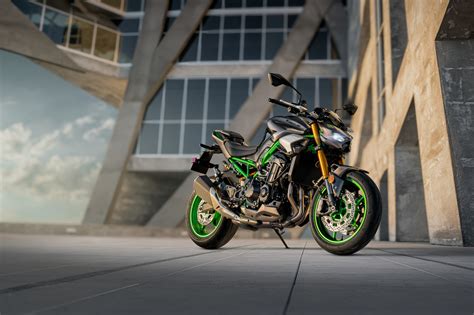 Flotta di moto Kawasaki Z900 in esposizione