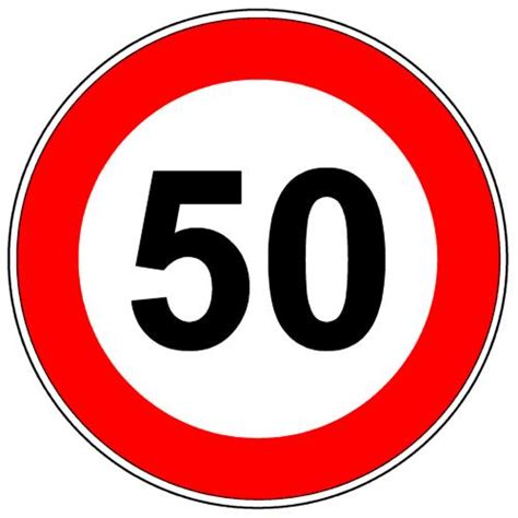 Segnale di limite di velocità 50 km/h in un centro abitato