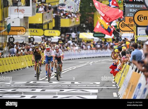 Ciclisti che tagliano il traguardo di una granfondo