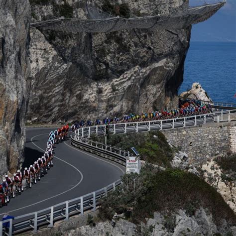 Ciclisti su un percorso panoramico di una Granfondo
