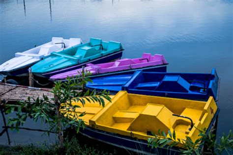 Pedalò colorato su un lago calmo