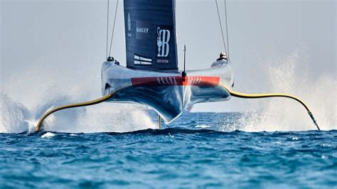 Imbarcazione AC75 che naviga sull'acqua grazie ai foil
