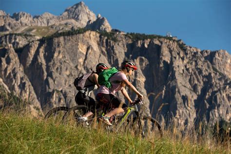 Una moderna Water Bike con due persone che pedalano