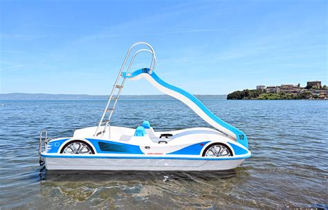 Un moderno pedalò con un piccolo motore elettrico integrato