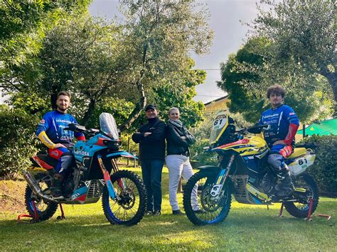 Giovani piloti di enduro in azione su un percorso sterrato