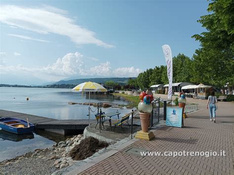 Vista panoramica del percorso di gara di enduro a Viverone con lago e colline