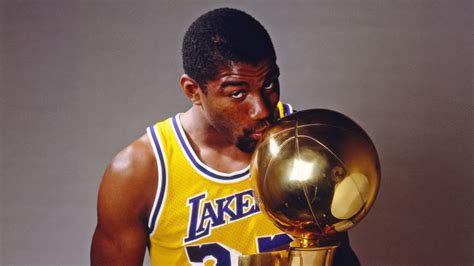 Magic Johnson con trofeo NBA