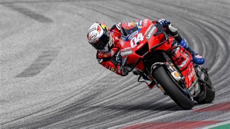 Andrea Dovizioso in azione su una moto da corsa