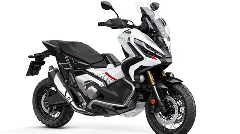 Honda X-ADV in un contesto off-road leggero