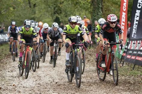 Ciclista che partecipa a una gara di ciclocross