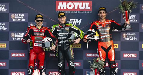 Andrea Locatelli festeggia sul podio