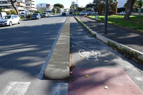 Esempi di cordoli per piste ciclabili (H5 e H10)