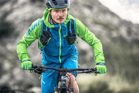 Giacca da pioggia e zaino da mountain bike