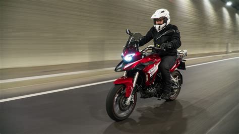Benelli TRK 251 in movimento su strada