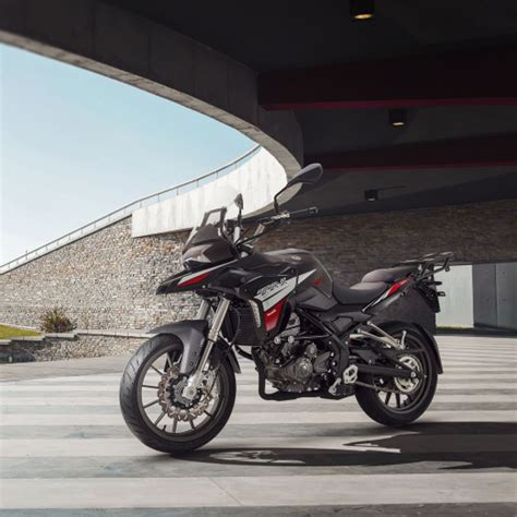 Primo piano dei freni a disco della Benelli TRK 251
