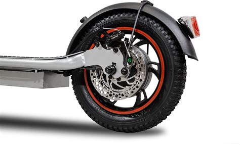 Monopattino con ruote di diverse dimensioni e battistrada