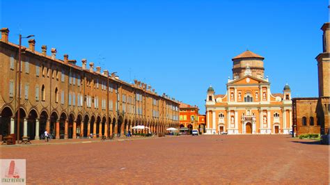 Piazza dei Martiri di Carpi con ciclisti