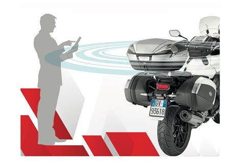 Motociclista che utilizza uno smartphone per aprire un bauletto GIVI