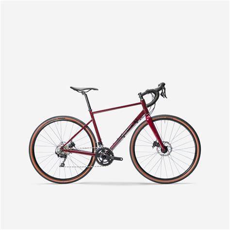 bicicletta gravel Decathlon Triban GRVL 520 in azione su una strada sterrata